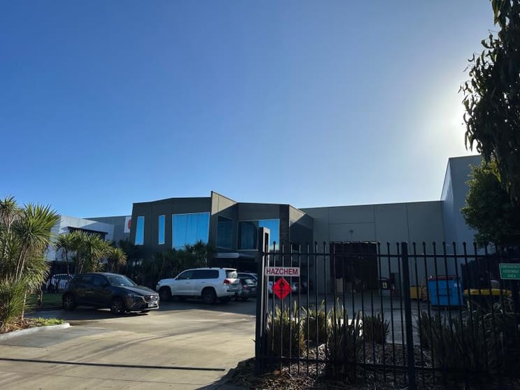 Click to view all images Whole Building/4 Lakewood Boulevard Carrum Downs VIC 3201 - Image 1