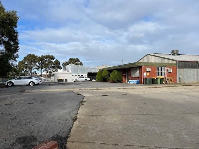 Click to view all images 16-18 Anvil Way Welshpool WA 6106 - Image 2