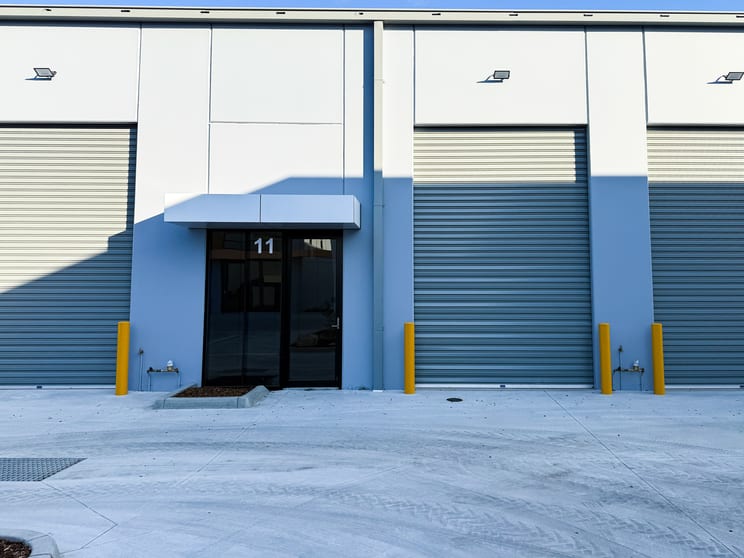 Click to view all images 11 Zinc Circuit Cranbourne North VIC 3977 - Image 1
