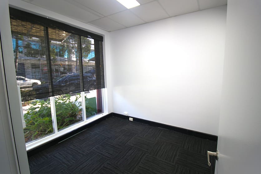 Click to view all images 1/18 Lake Street Varsity Lakes QLD 4227 - Image 3