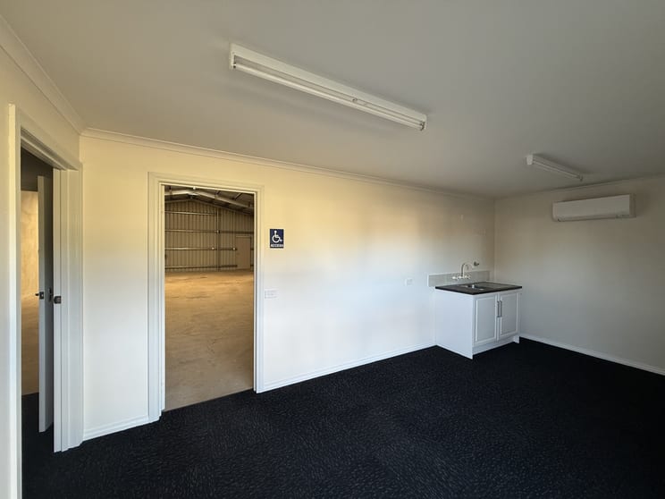 Click to view all images 11 Abbott Street Hamilton VIC 3300 - Image 3