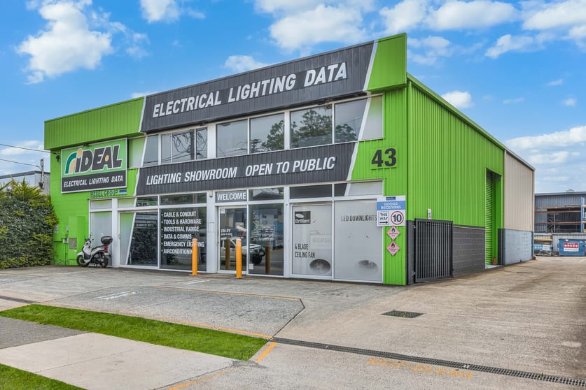 Click to view all images 43 Currumbin Creek Road Currumbin Waters QLD 4223 - Image 2