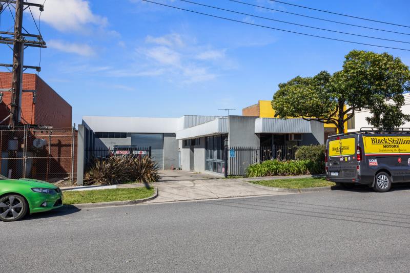 Click to view all images 12 Pilgrim Court Ringwood VIC 3134 - Image 1