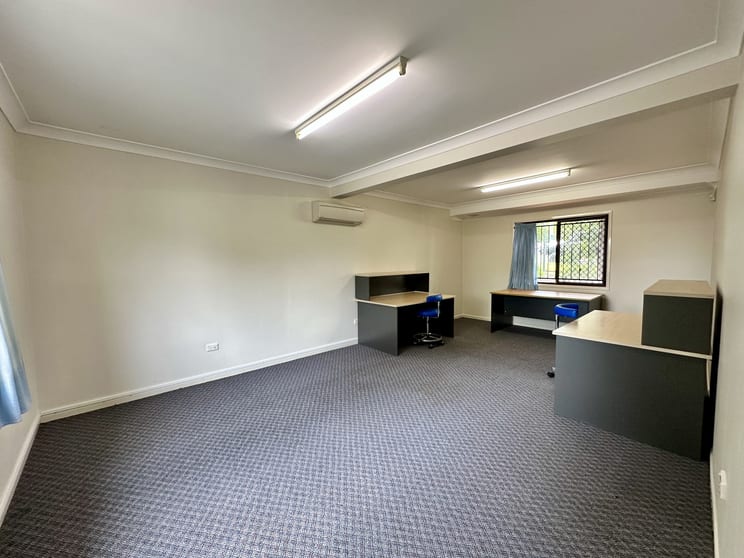 Click to view all images 9 Helen Street Hillcrest QLD 4118 - Image 2