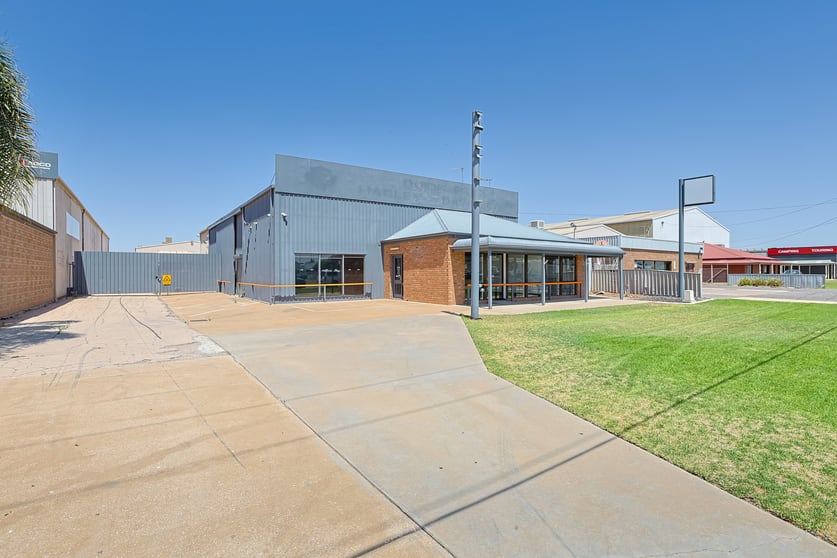 Click to view all images 1 & 2/45 Seventh St Mildura VIC 3500 - Image 1