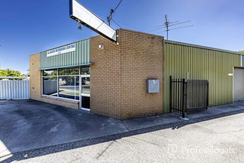 Click to view all images 1 Alemein Court North Albury NSW 2640 - Image 2