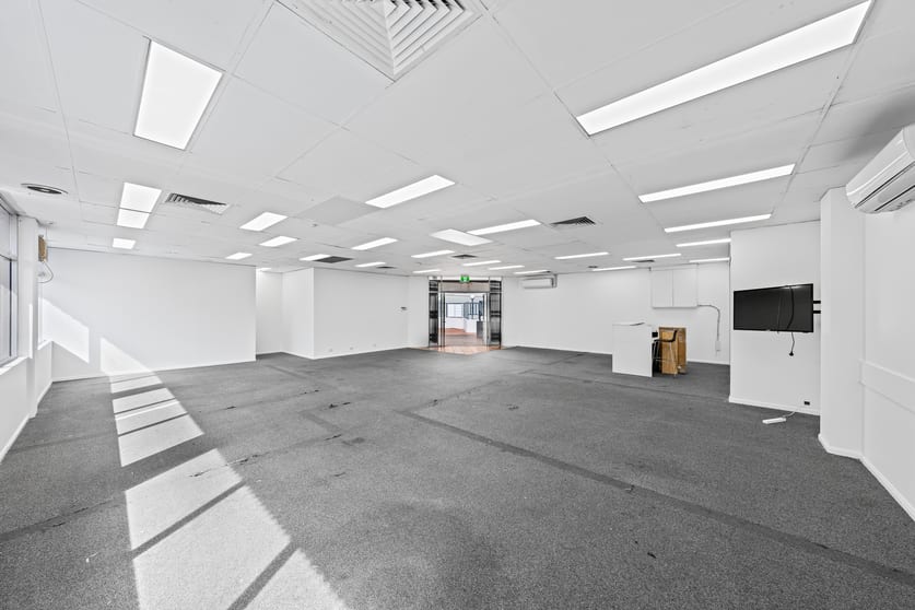 Click to view all images 8/2012 Logan Road Upper Mount Gravatt QLD 4122 - Image 2