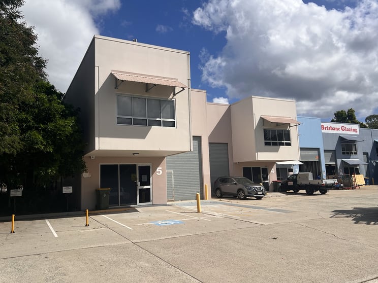 Click to view all images 4 & 5/9 Valente Close Chermside QLD 4032 - Image 2