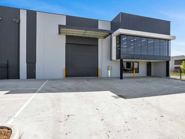 Click to view all images 2 Camino Crescent Cranbourne West VIC 3977 - Image 1