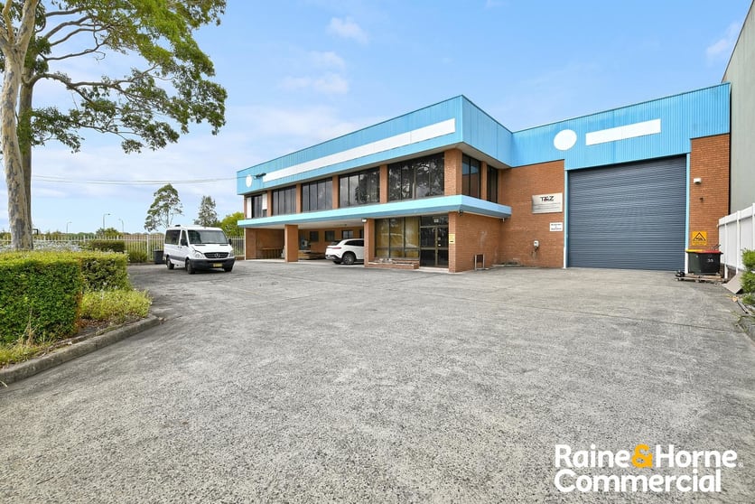 Click to view all images 33 Garema Circuit Kingsgrove NSW 2208 - Image 1