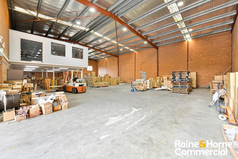 Click to view all images 33 Garema Circuit Kingsgrove NSW 2208 - Image 2