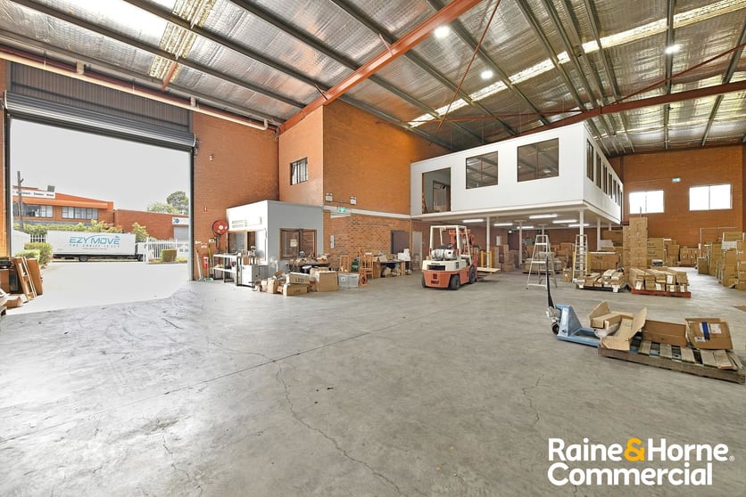 Click to view all images 33 Garema Circuit Kingsgrove NSW 2208 - Image 3
