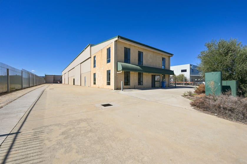 Click to view all images 42 Beaconsfield Avenue Midvale WA 6056 - Image 3