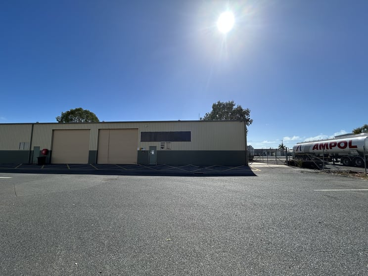 Click to view all images E/16-18 Chapple Street Gladstone QLD 4680 - Image 1
