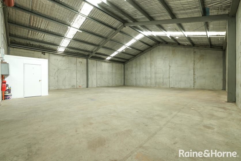 Click to view all images 2/112 Durham Street Bathurst NSW 2795 - Image 2