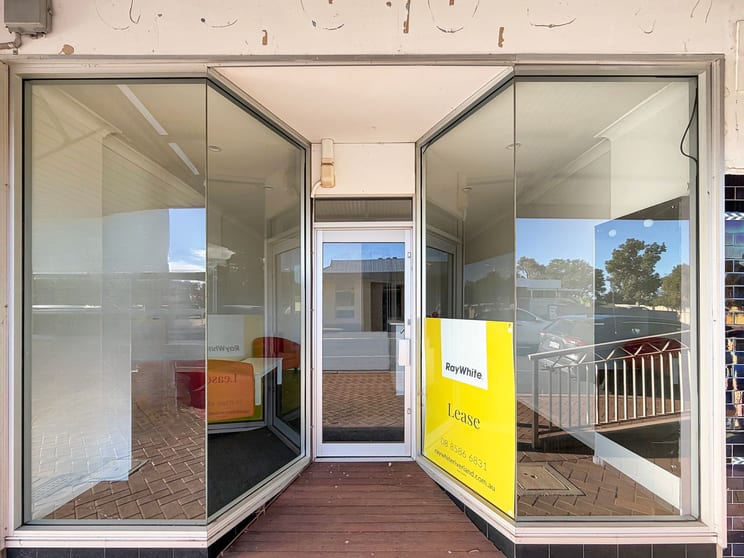 Click to view all images 1 Drabsch Street Loxton SA 5333 - Image 1