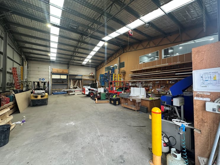 Click to view all images 1/15 Miall Way Albion Park Rail NSW 2527 - Image 3
