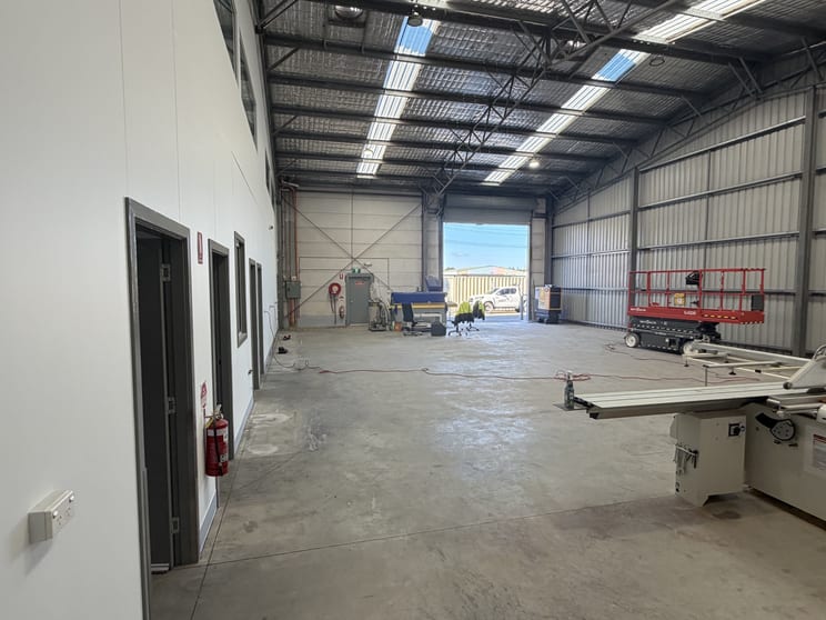 Click to view all images 1/15 Miall Way Albion Park Rail NSW 2527 - Image 3