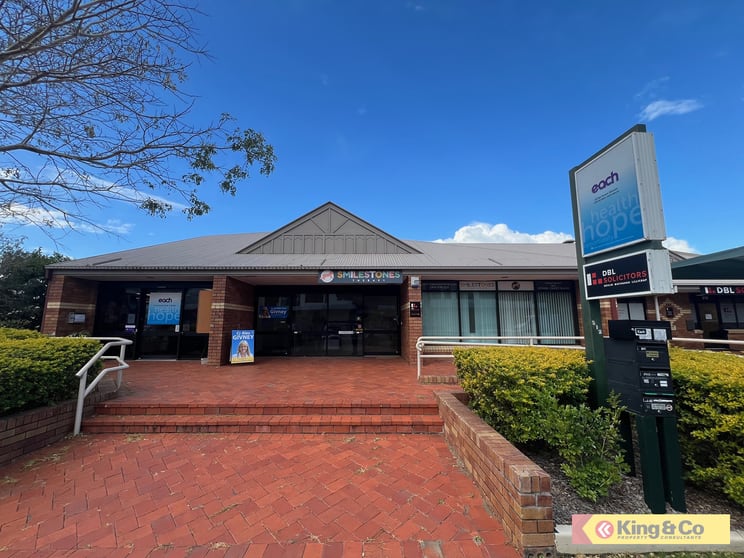 2B & 2C/212 Bay Terrace Wynnum QLD 4178 - Image 2
