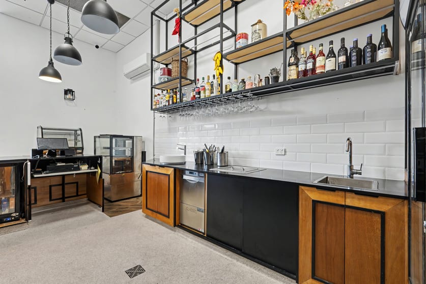 Click to view all images Victoria Towers 1/34 Scarborough Street Southport QLD 4215 - Image 4