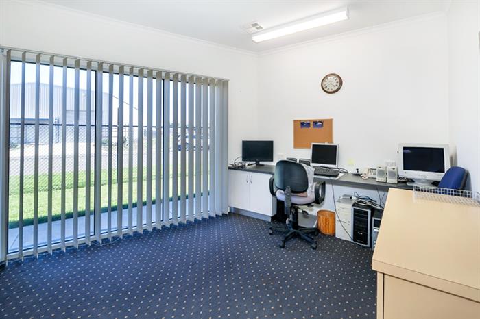 Click to view all images 2 Golden Crescent Wendouree VIC 3355 - Image 3