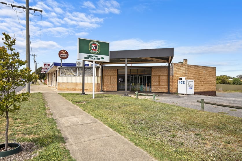 Click to view all images 39 Barnes Street Stawell VIC 3380 - Image 2