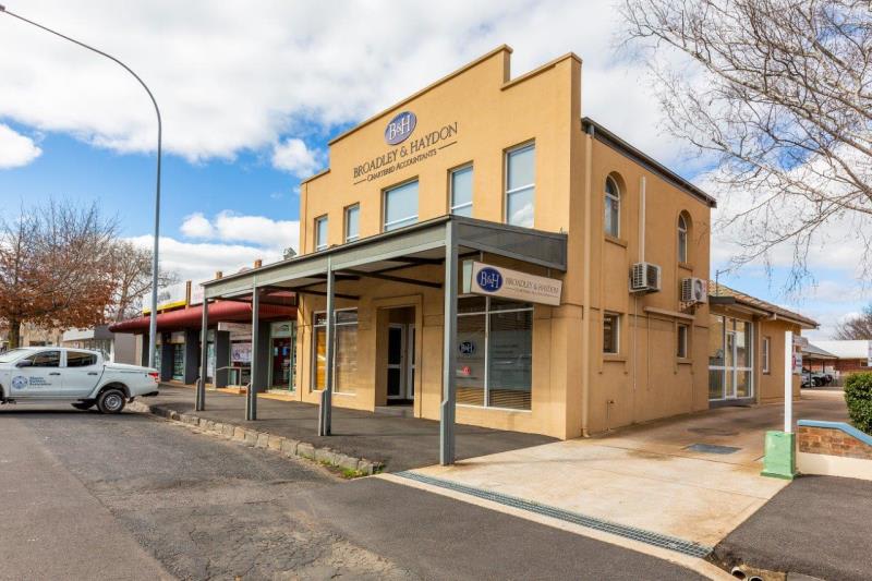 Click to view all images 16 Sale Street Orange NSW 2800 - Image 1