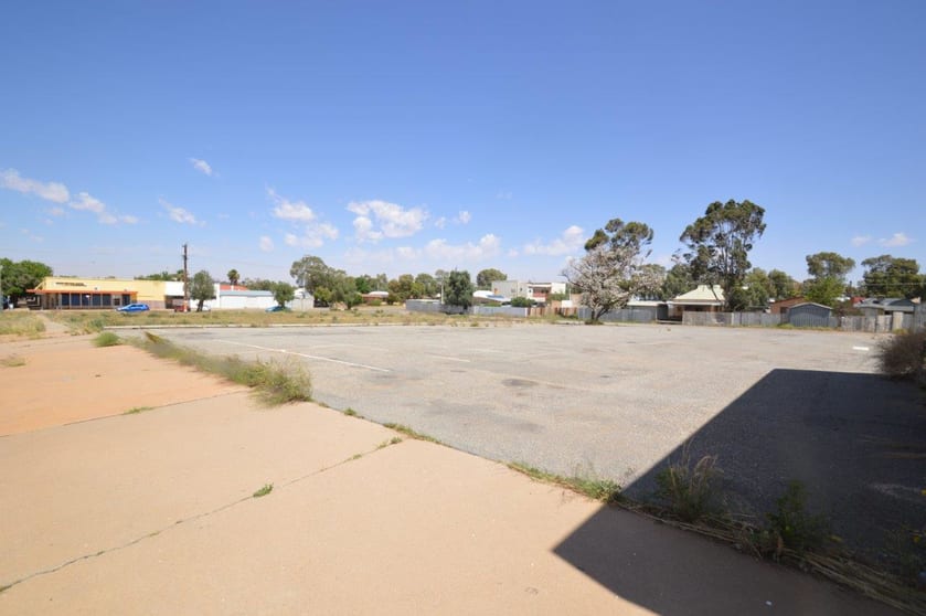 Click to view all images 212-218 Patton Street Broken Hill NSW 2880 - Image 2