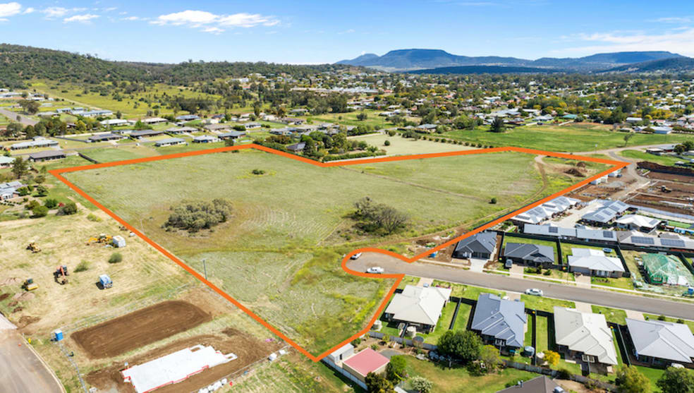 Click to view all images 13 Favell Street Gunnedah NSW 2380 - Image 3