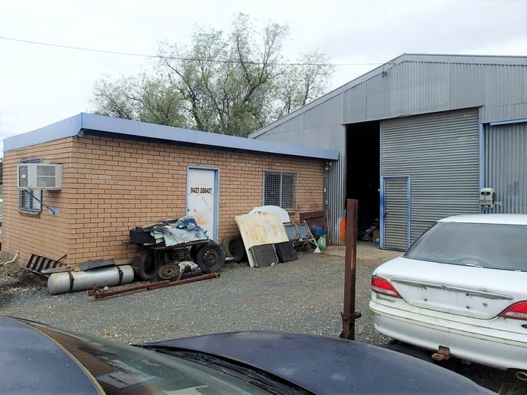 Click to view all images 5 Chapman St Urana NSW 2645 - Image 2