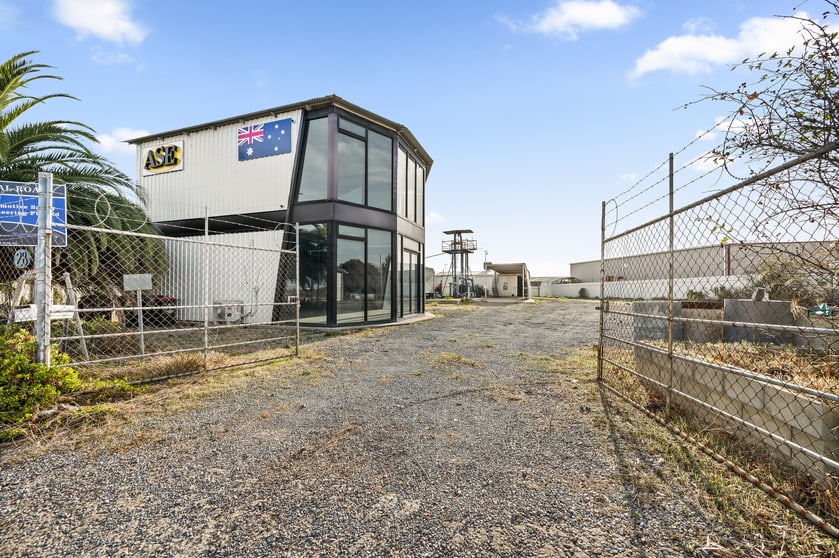 Click to view all images 28 Donegal Road Lonsdale SA 5160 - Image 2