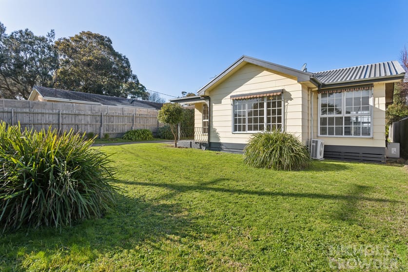 Click to view all images 3 Surrey Street Mornington VIC 3931 - Image 2