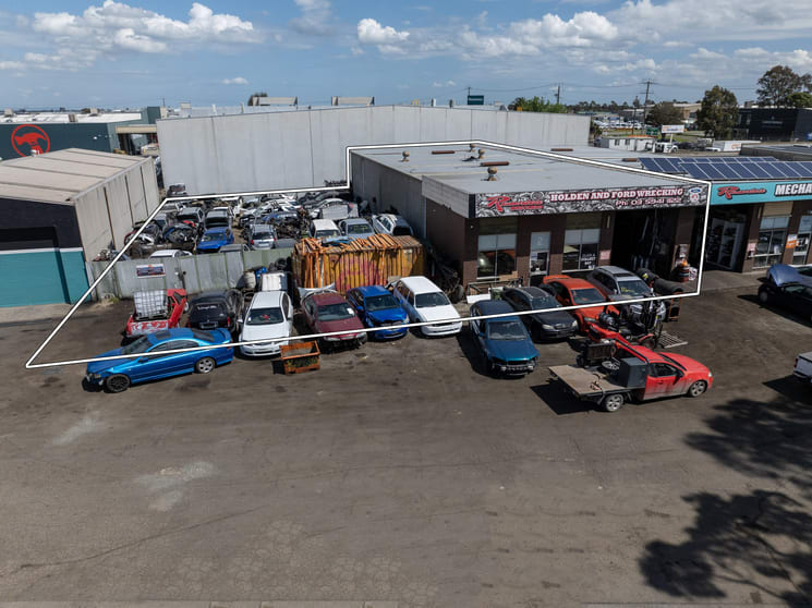 Click to view all images 1 & 2/18 Racecourse Road Pakenham VIC 3810 - Image 2