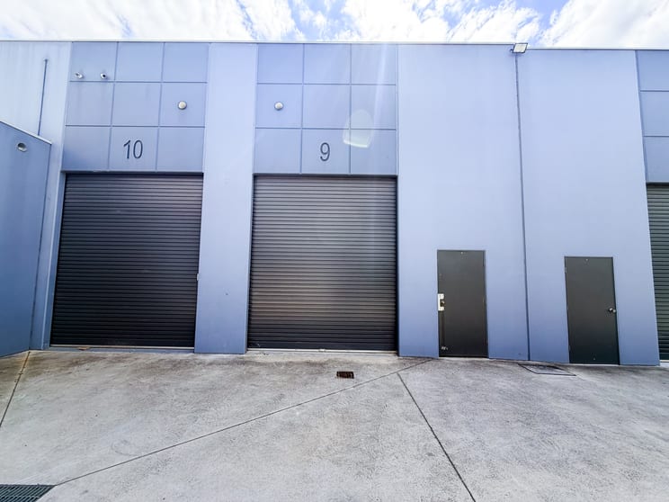 Click to view all images 9 Cave Place Clyde North VIC 3978 - Image 2