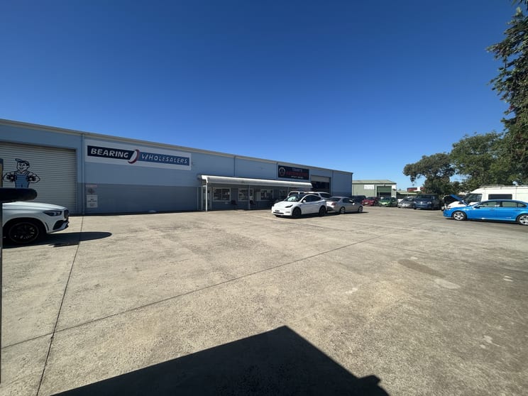 Click to view all images 8a & 8b Holland Drive Melton VIC 3337 - Image 2