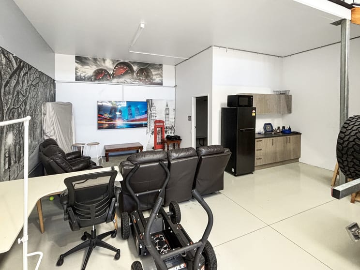 Click to view all images 4/9 Corporate Place Landsborough QLD 4550 - Image 3
