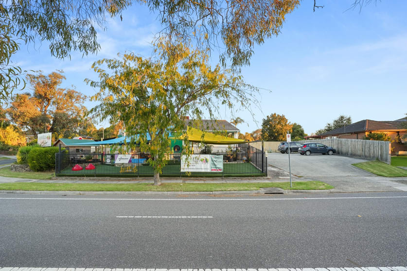 Click to view all images 18 Cristata Avenue Endeavour Hills VIC 3802 - Image 2