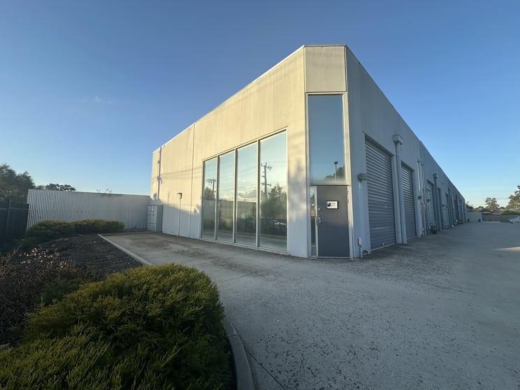 Click to view all images 1/6 Lakeside Avenue Reservoir VIC 3073 - Image 2