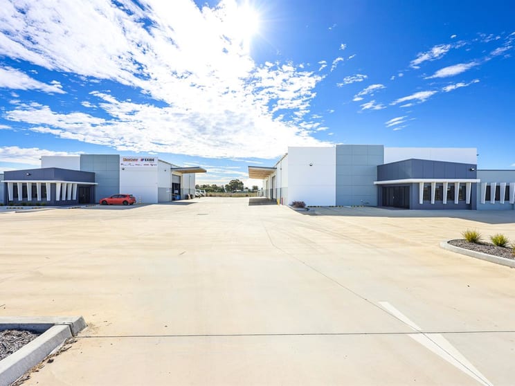 1 & 2/16 Logistic Avenue Tamworth NSW 2340 - Image 1