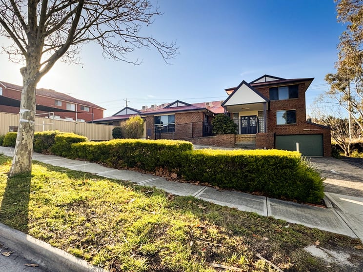 Click to view all images 46-48 Barnsley Drive Endeavour Hills VIC 3802 - Image 2