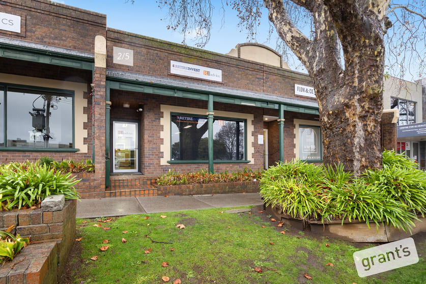 Click to view all images 1 & 2/5 Gloucester Avenue Berwick VIC 3806 - Image 3