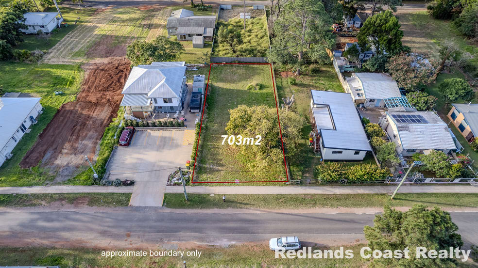 Click to view all images 13 Robert St Russell Island QLD 4184 - Image 1
