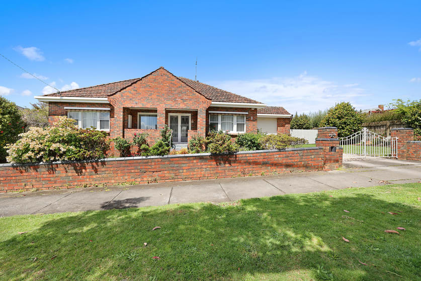 Click to view all images 2 Bank Place Drouin VIC 3818 - Image 3