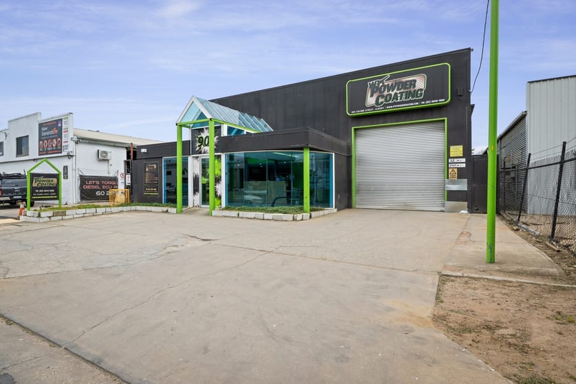 Click to view all images 901 Calimo Street North Albury NSW 2640 - Image 2