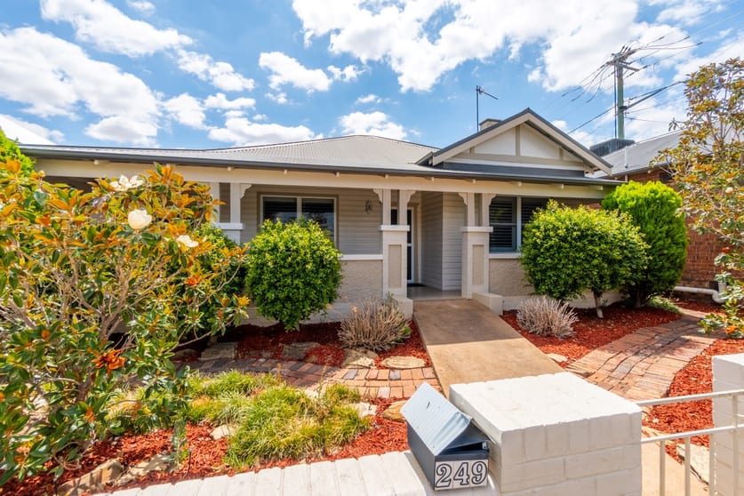 Click to view all images 249-251 Hoskins Street Temora NSW 2666 - Image 2