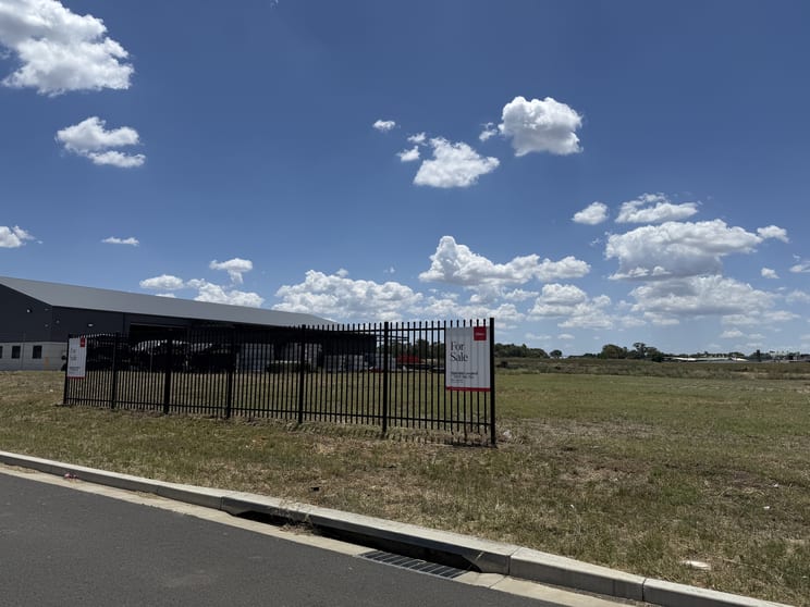 11 Industrial Close Tamworth NSW 2340 - Image 1