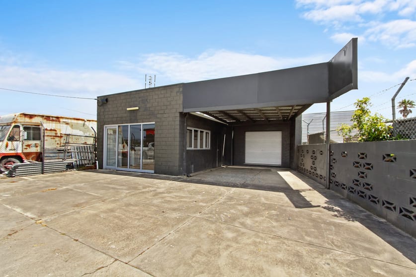 Click to view all images 9 Carpenter Street Lakes Entrance VIC 3909 - Image 3