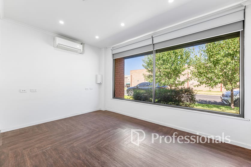 Click to view all images 111 Almond Avenue Mildura VIC 3500 - Image 2