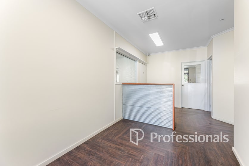 Click to view all images 111 Almond Avenue Mildura VIC 3500 - Image 3