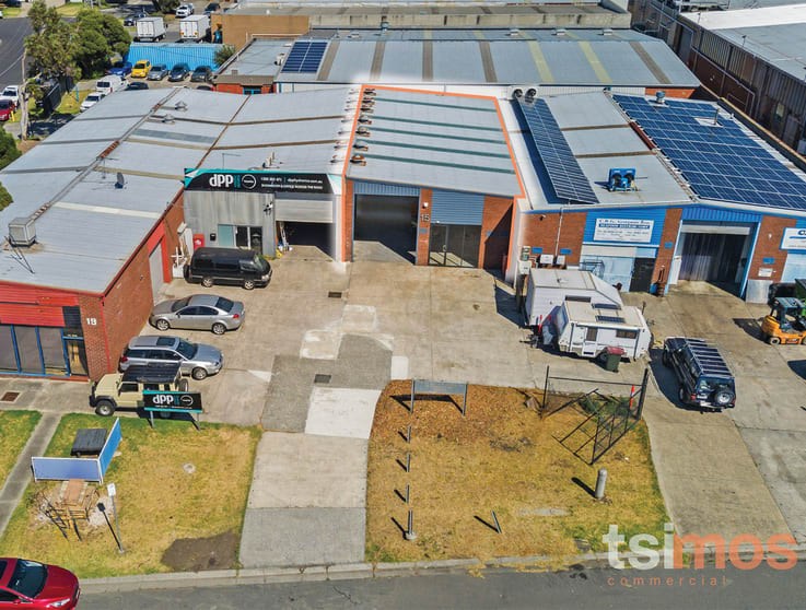 Click to view all images 15 De Havilland Road Mordialloc VIC 3195 - Image 2
